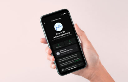 Telefoon in de hand met de whatsapp community Data in de gehandicaptenzorg