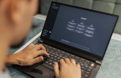Laptop geopend met op het scherm ChatGPT