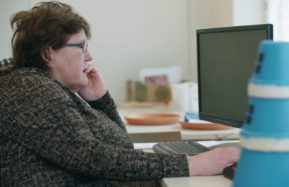 Helma zit achter de computer