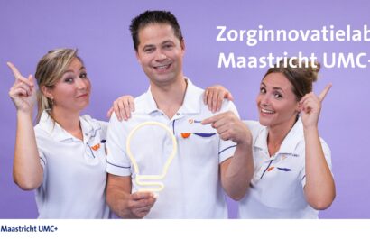 3 zorgmedewerkers van Maastricht UMC+ wijzen naar een gloeilampje om hun zorginnovatielab af te beelden