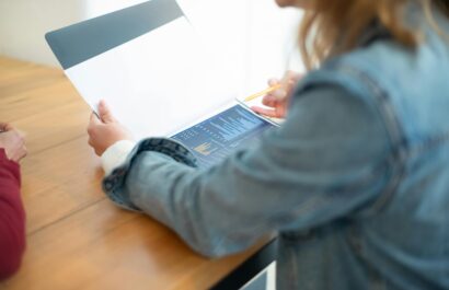 2 personen analyseren de data op papier