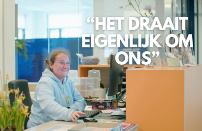 Mylene zit lachend achter een bureau met een computer erop, met quote: "Het draait eigenlijk om ons"